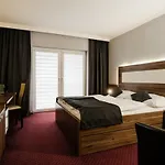 ホテル Hotel Menhard ヴルボフ