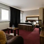 ホテル Hotel Menhard 3*