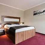 Hotel Menhard ホテル ヴルボフ