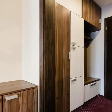 Hotel & Restauracia Menhard Vrbov