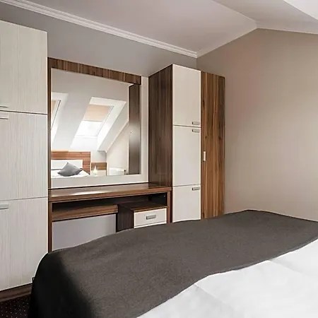 Hotel & Restauracia Menhard Vrbov