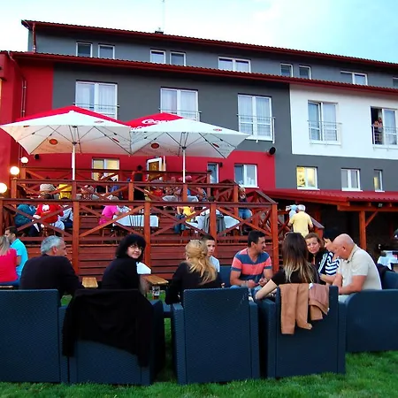 Hotel Menhard ホテル ヴルボフ